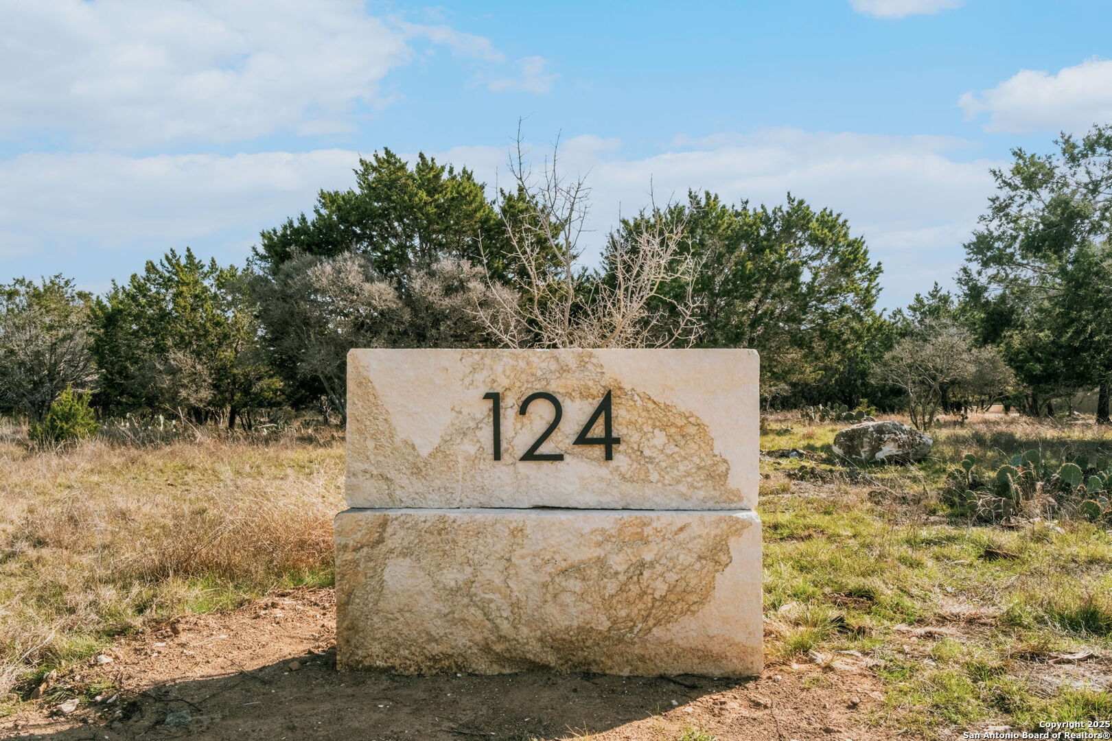 124 HOSKINS TRL