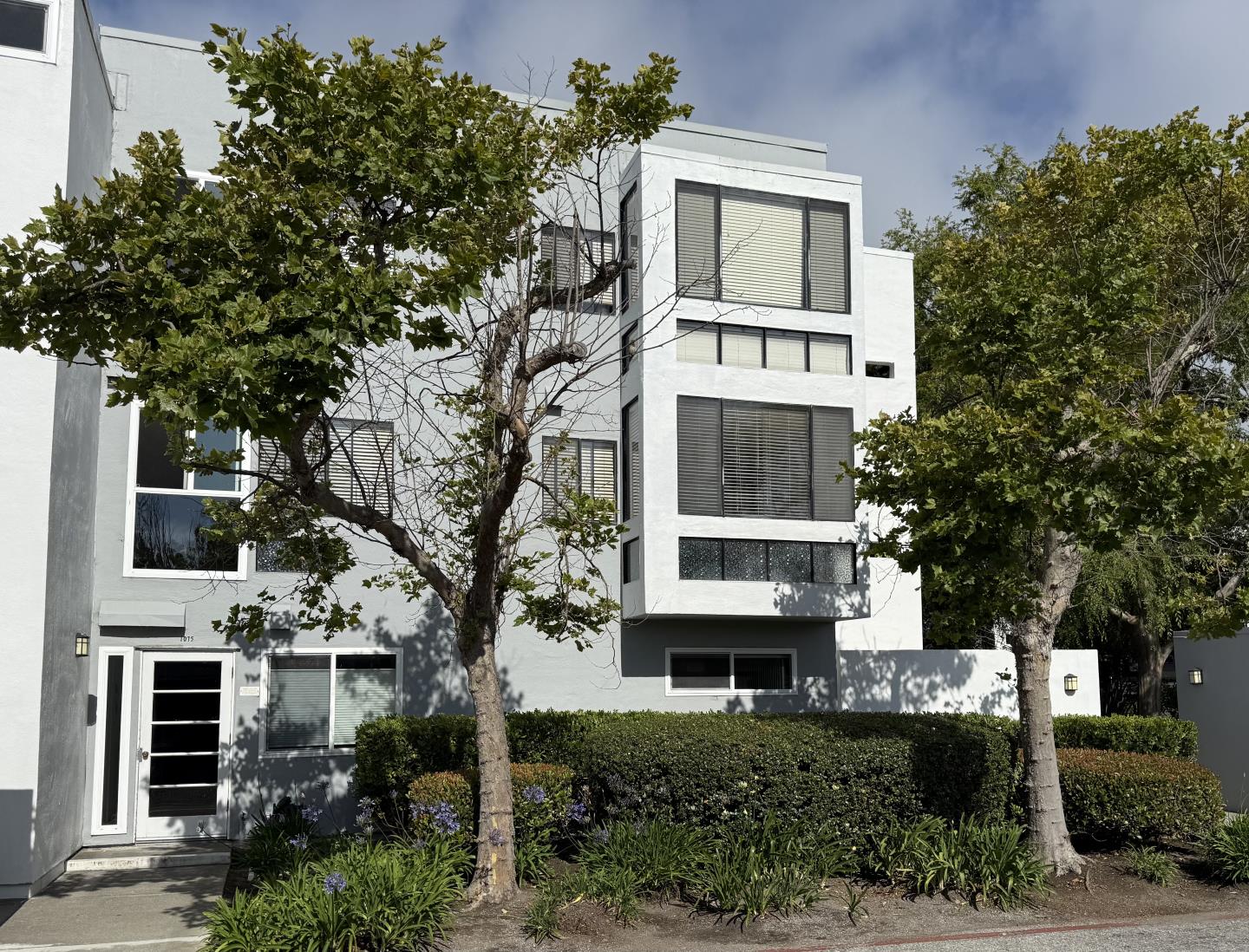 1075 Shell Boulevard 1