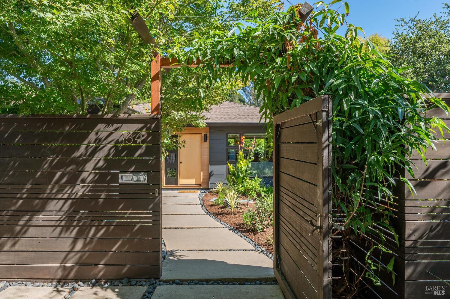 134 San Francisco Blvd