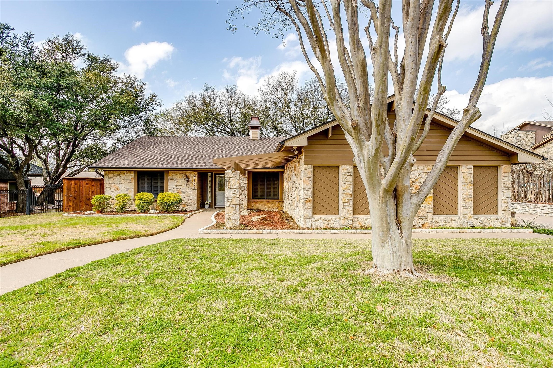 8601 Woodslane Drive