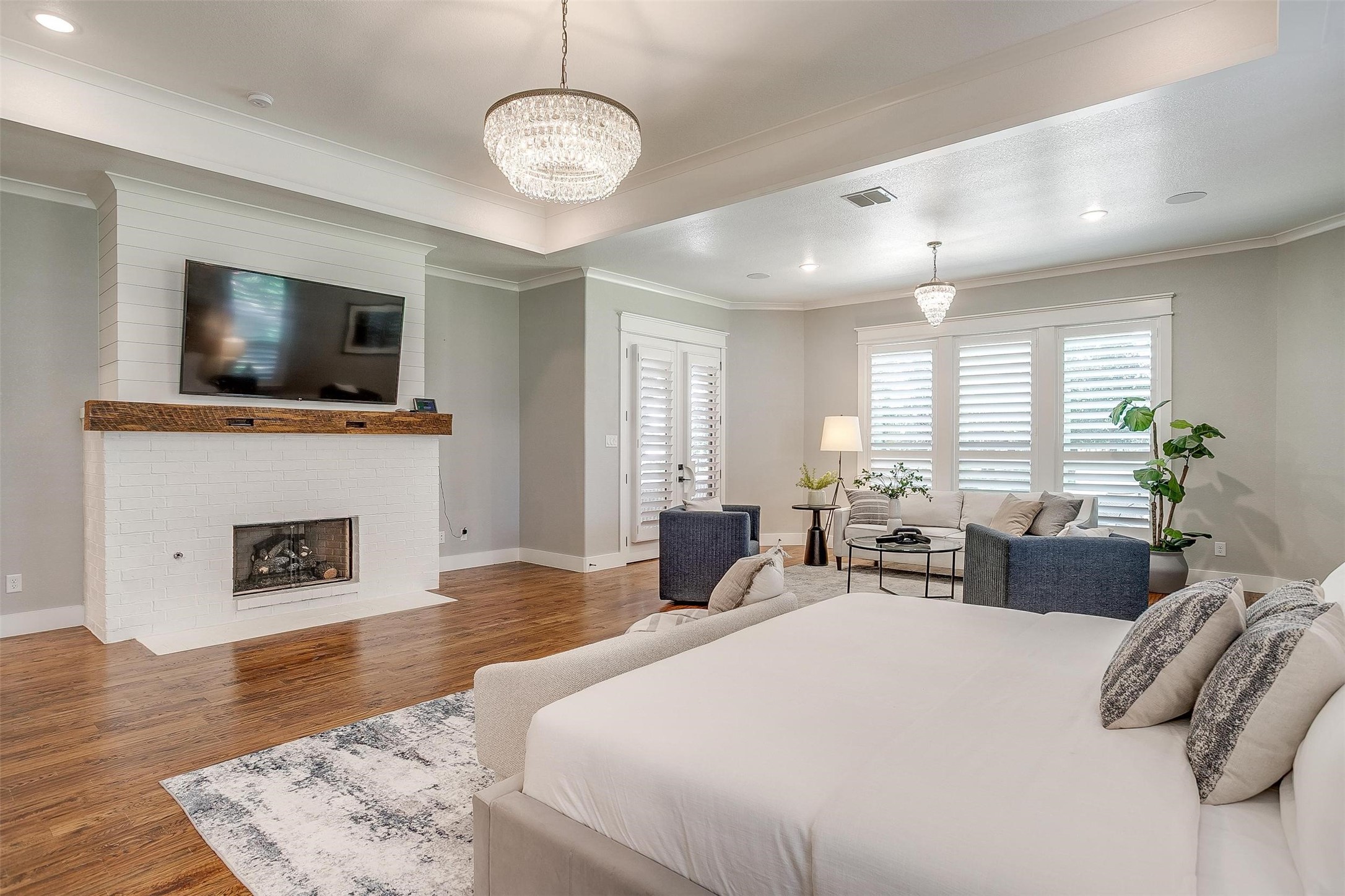 1552 Laguna N