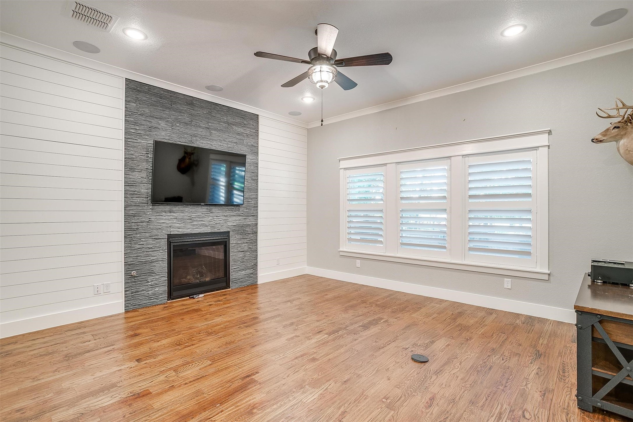 1552 Laguna N