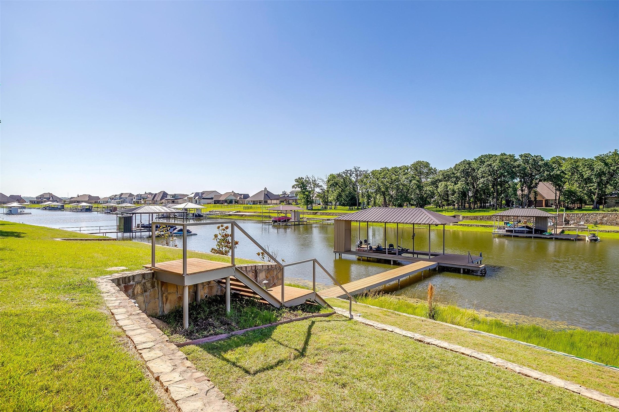 1552 Laguna N