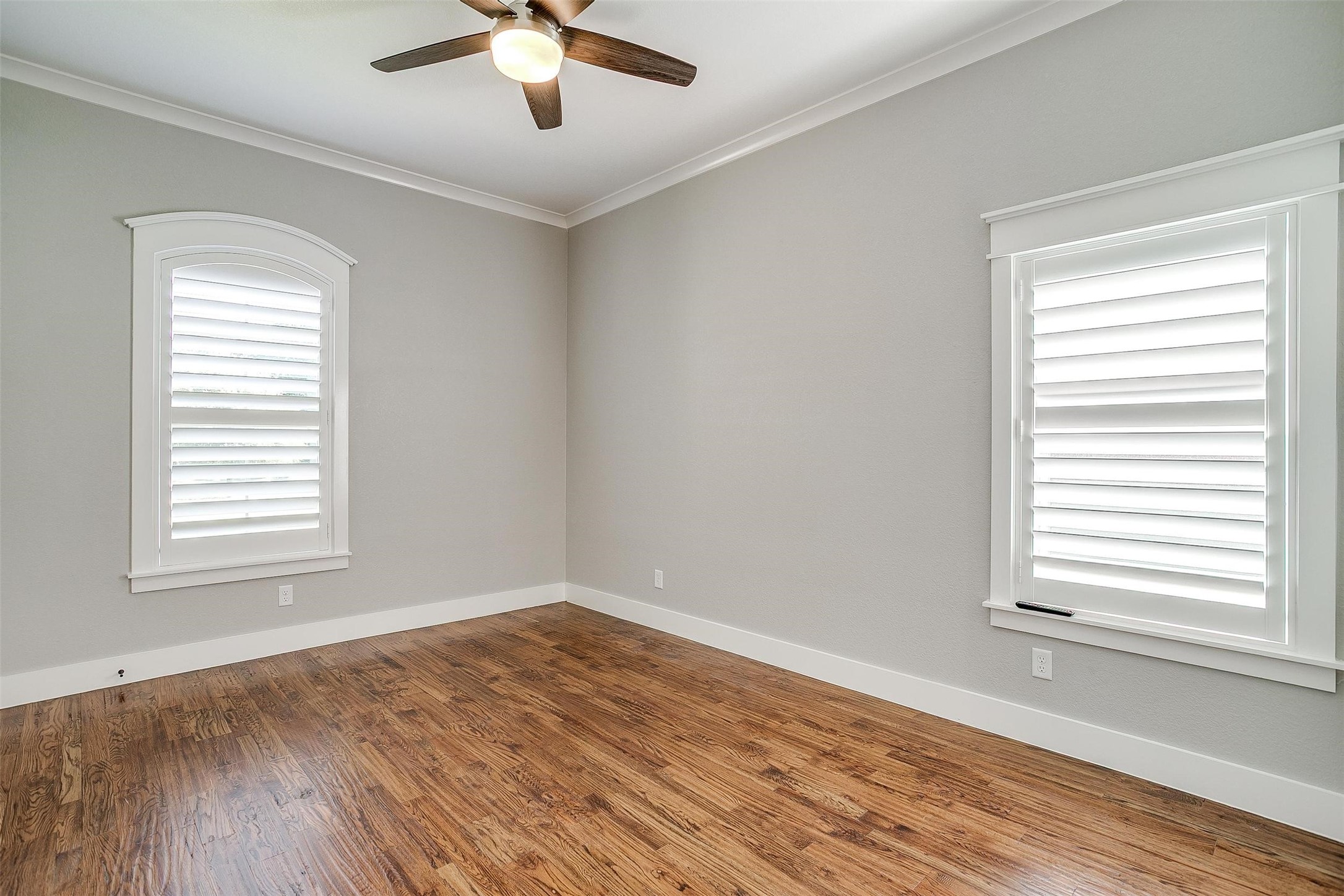1552 Laguna N
