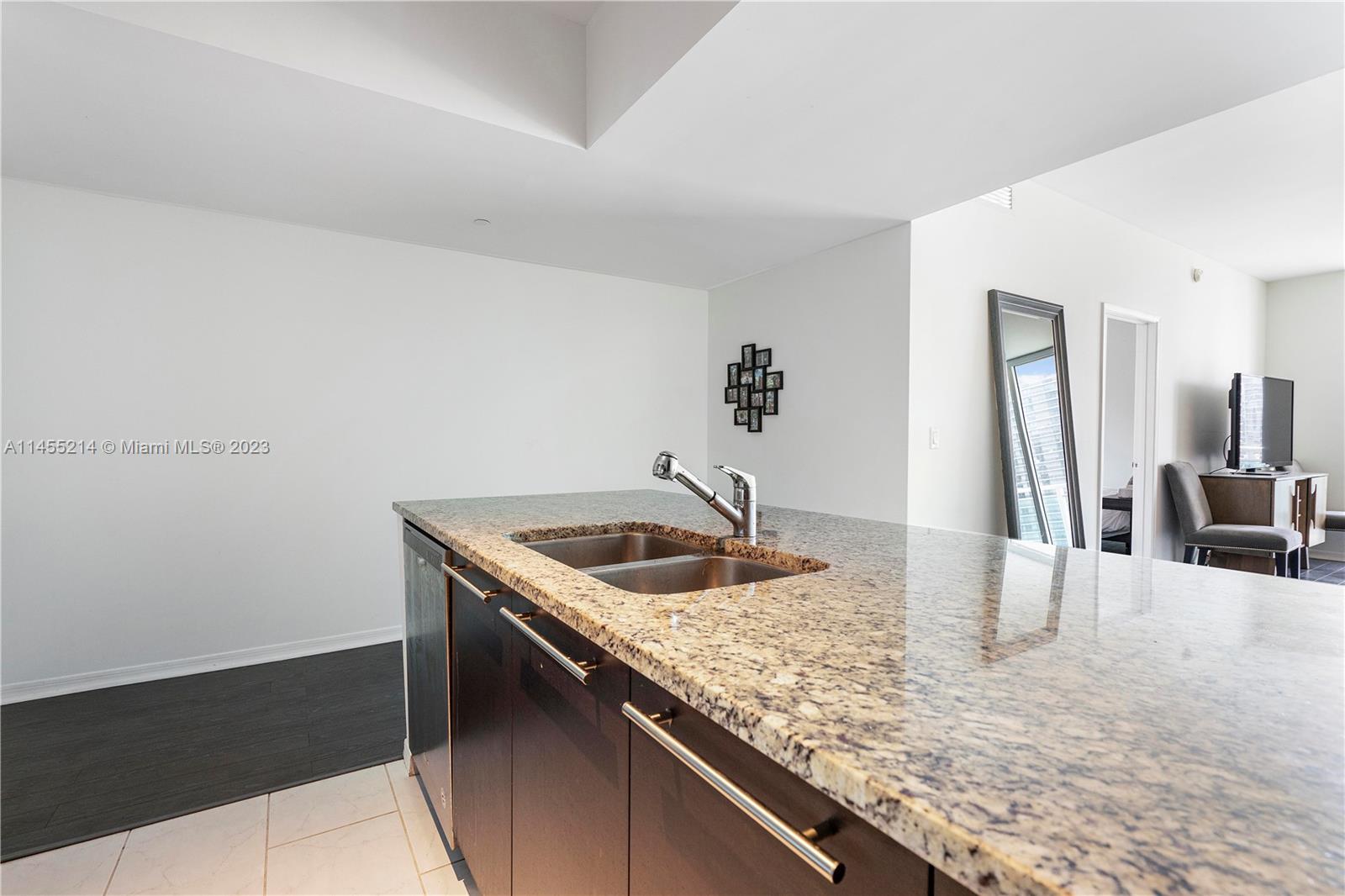 951 Brickell Ave # 2705