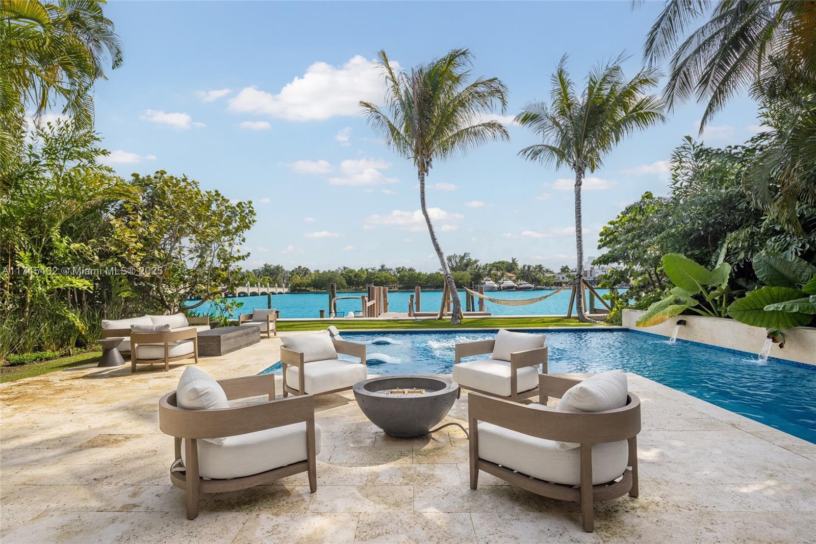250 S Hibiscus Dr