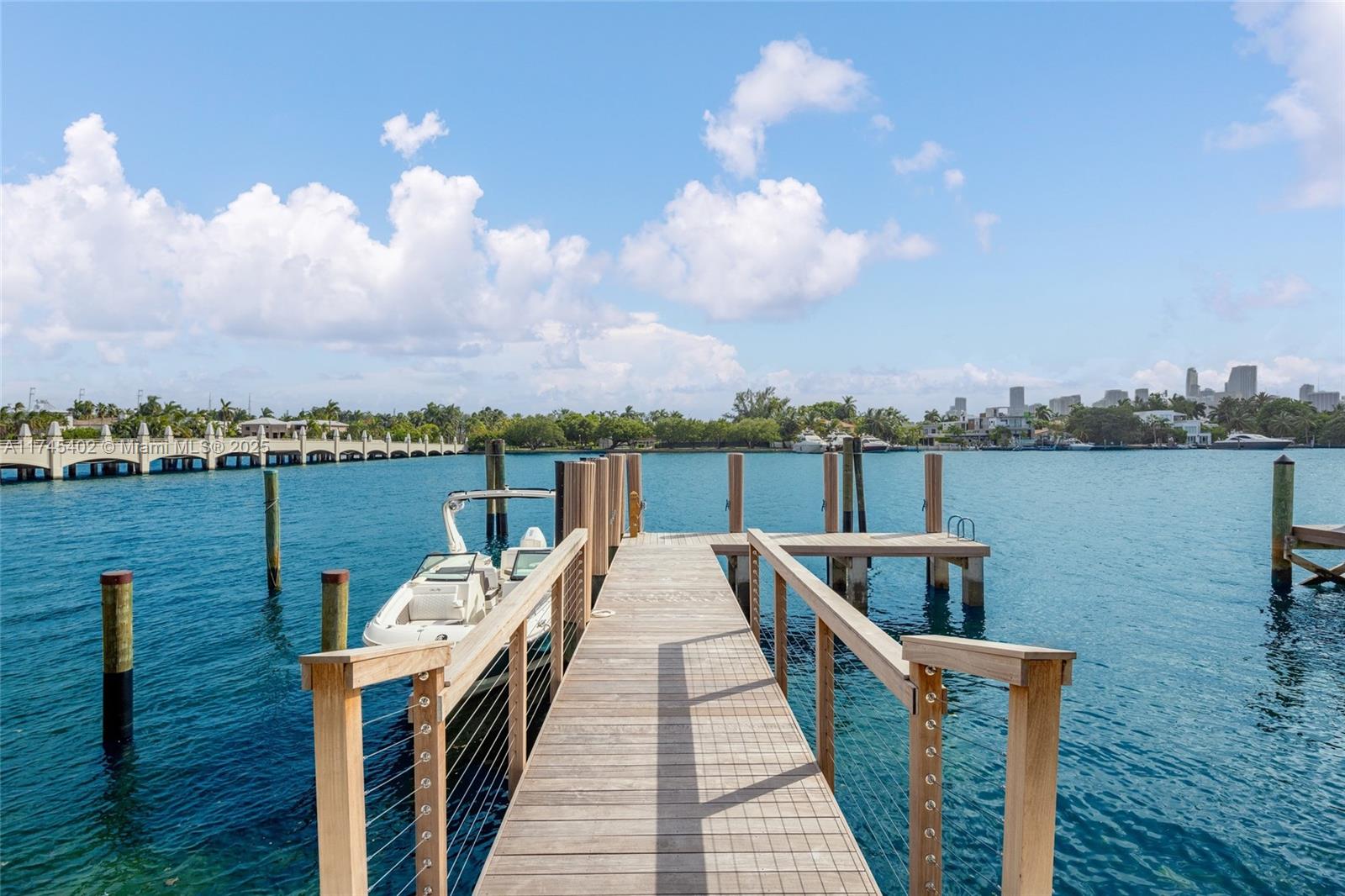 250 S Hibiscus Dr