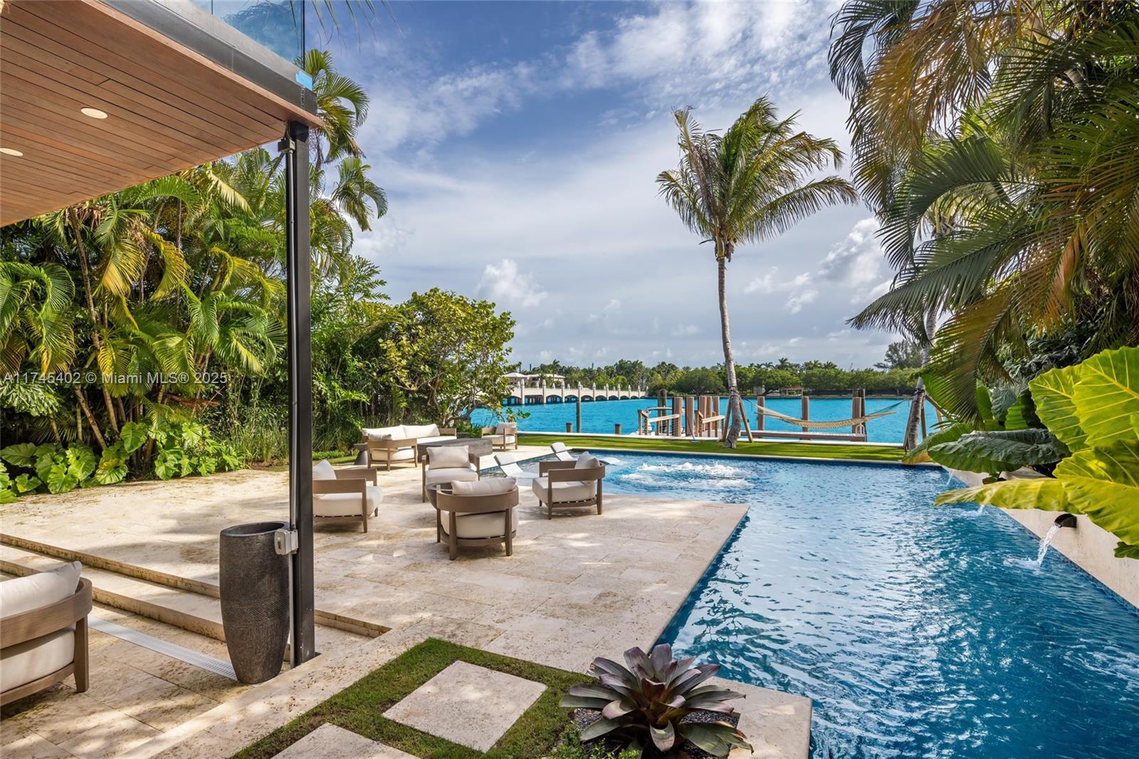 250 S Hibiscus Dr
