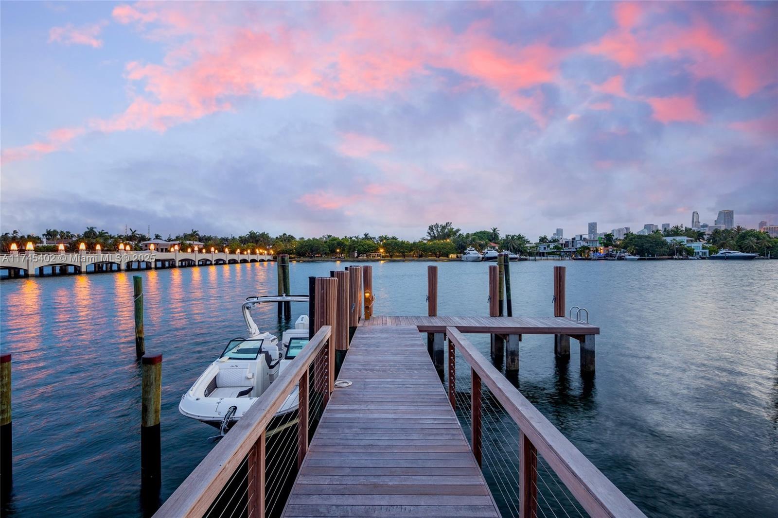 250 S Hibiscus Dr
