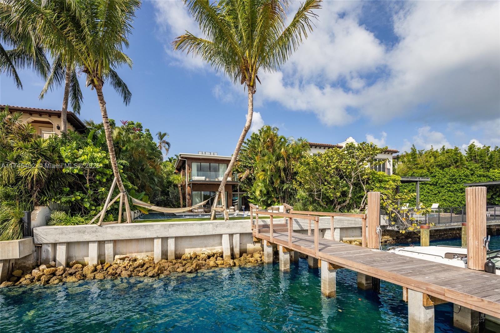 250 S Hibiscus Dr