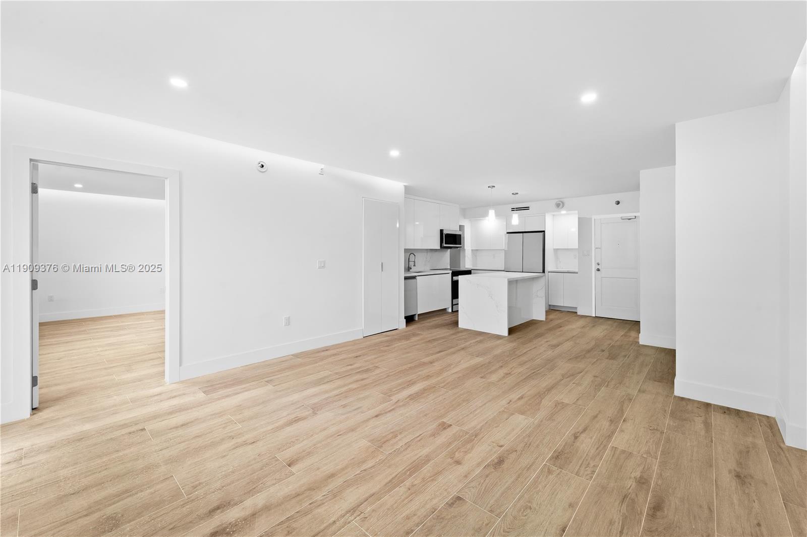 10185 Collins Ave # 722