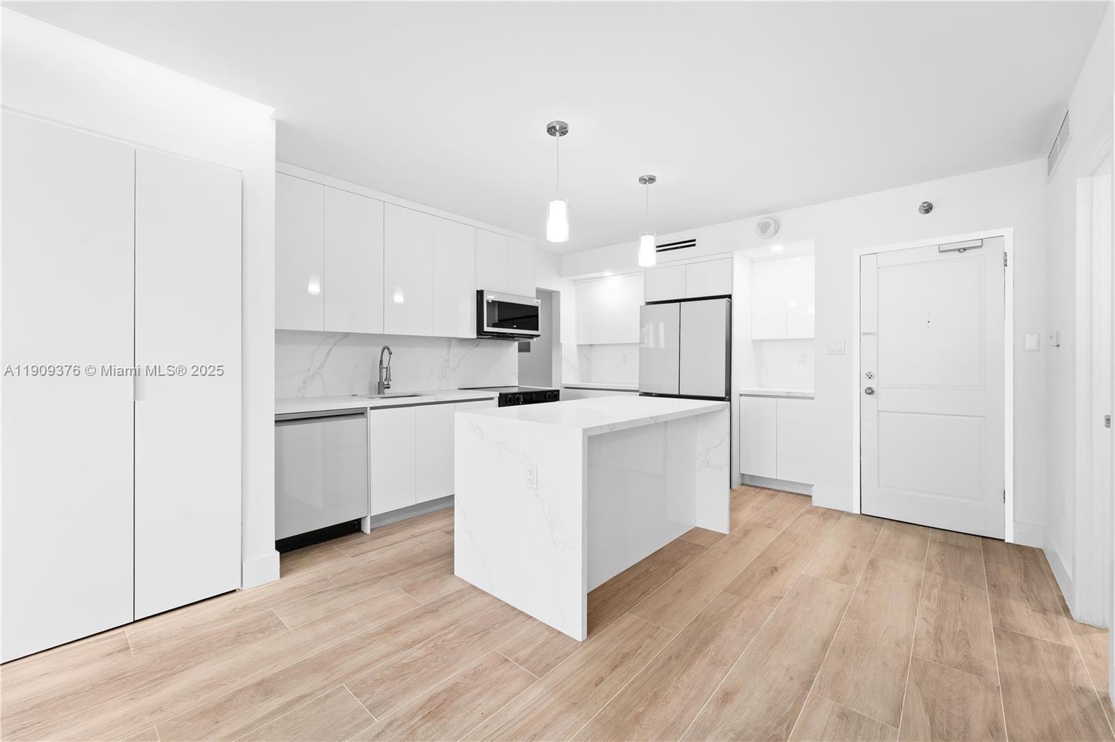 10185 Collins Ave # 722