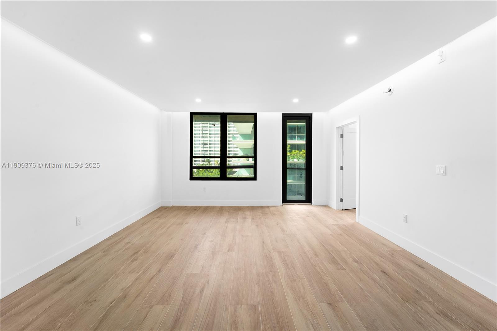 10185 Collins Ave # 722