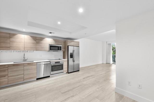 121 NE 34th St # L303