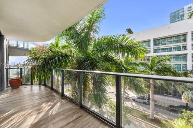 121 NE 34th St # L303