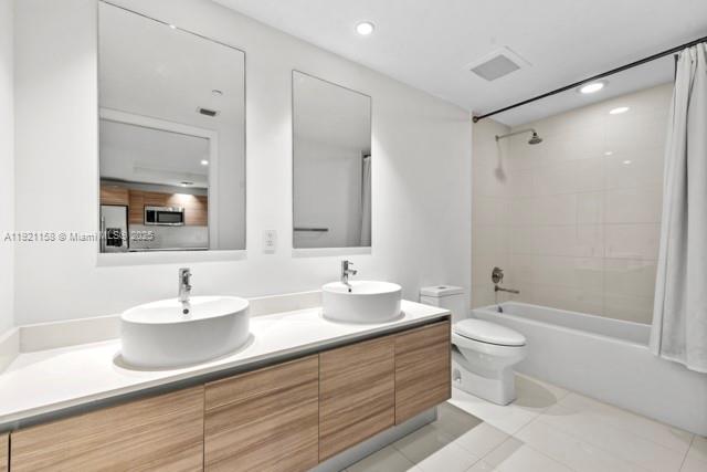 121 NE 34th St # L303