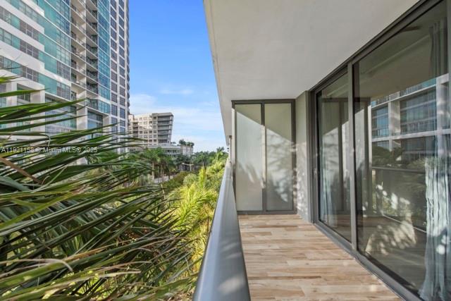 121 NE 34th St # L303