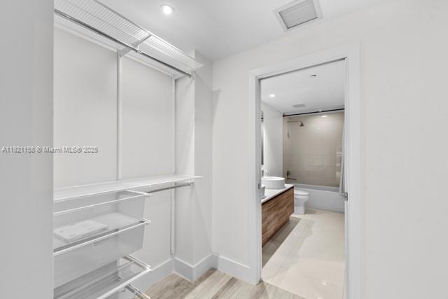 121 NE 34th St # L303