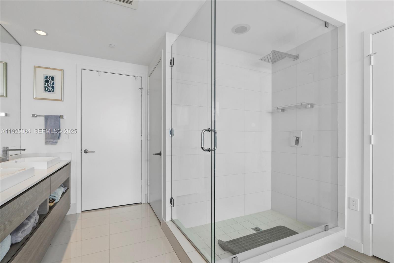 460 NE 28th St # 3106