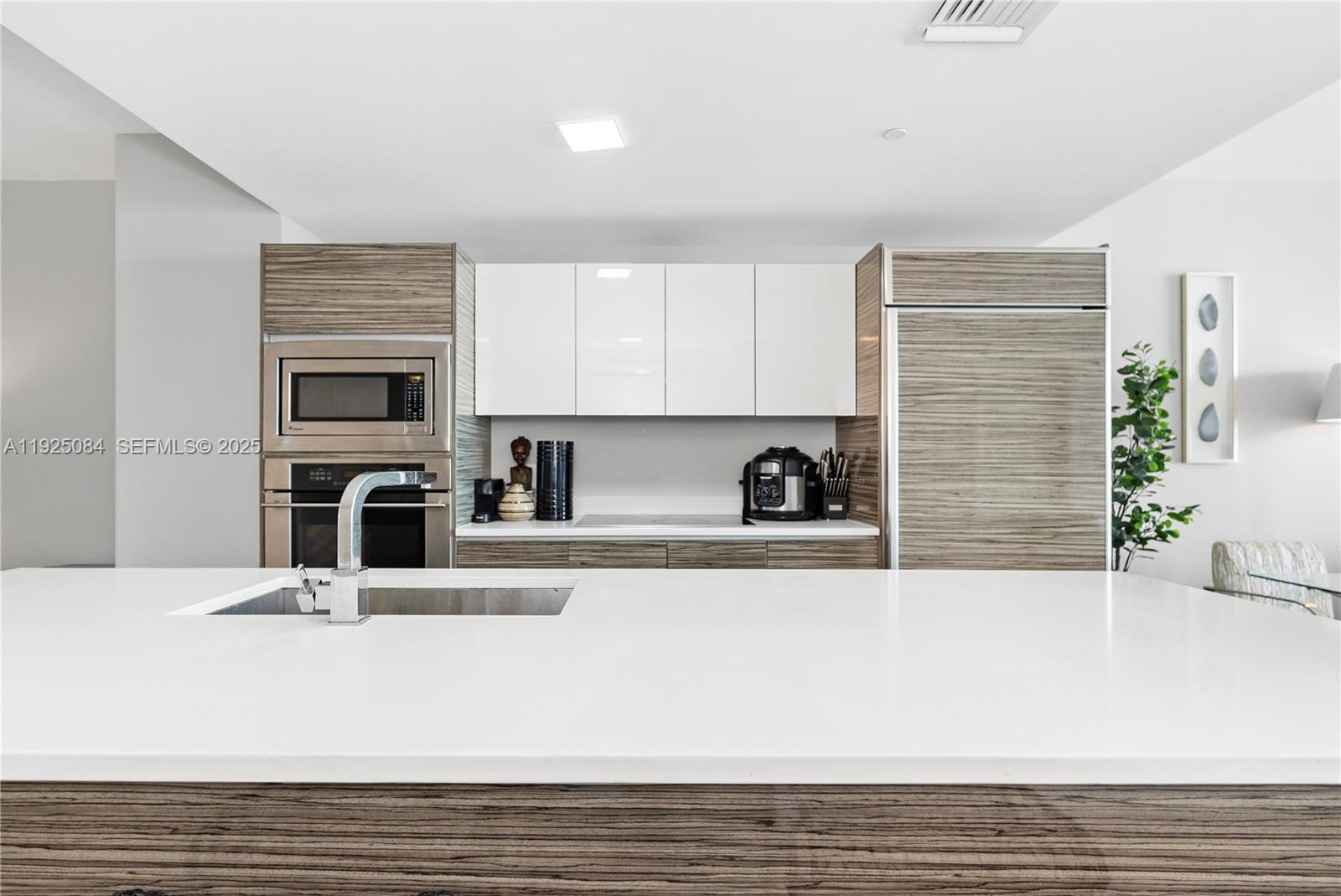 460 NE 28th St # 3106