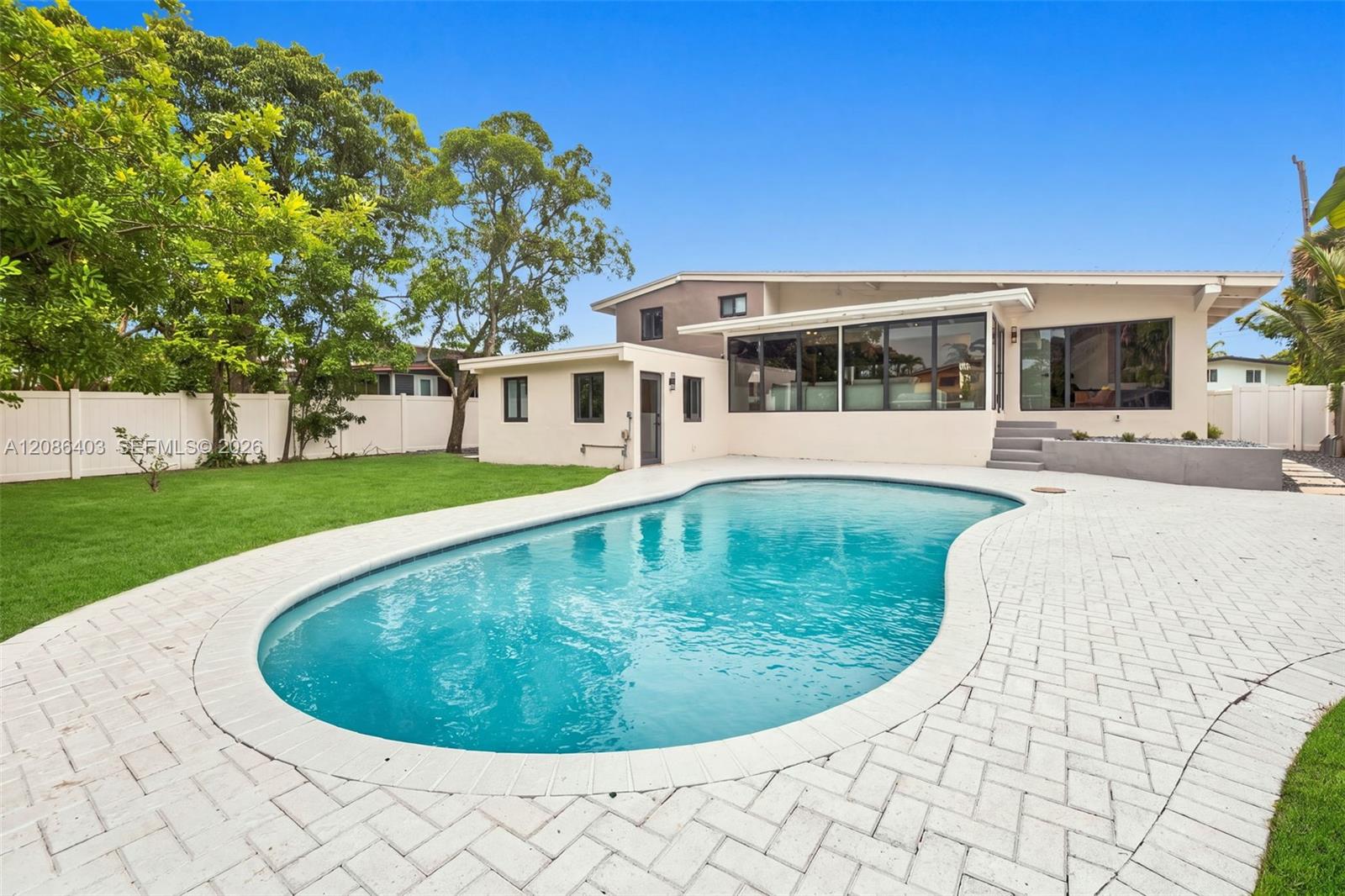 2412 Sugarloaf Ln