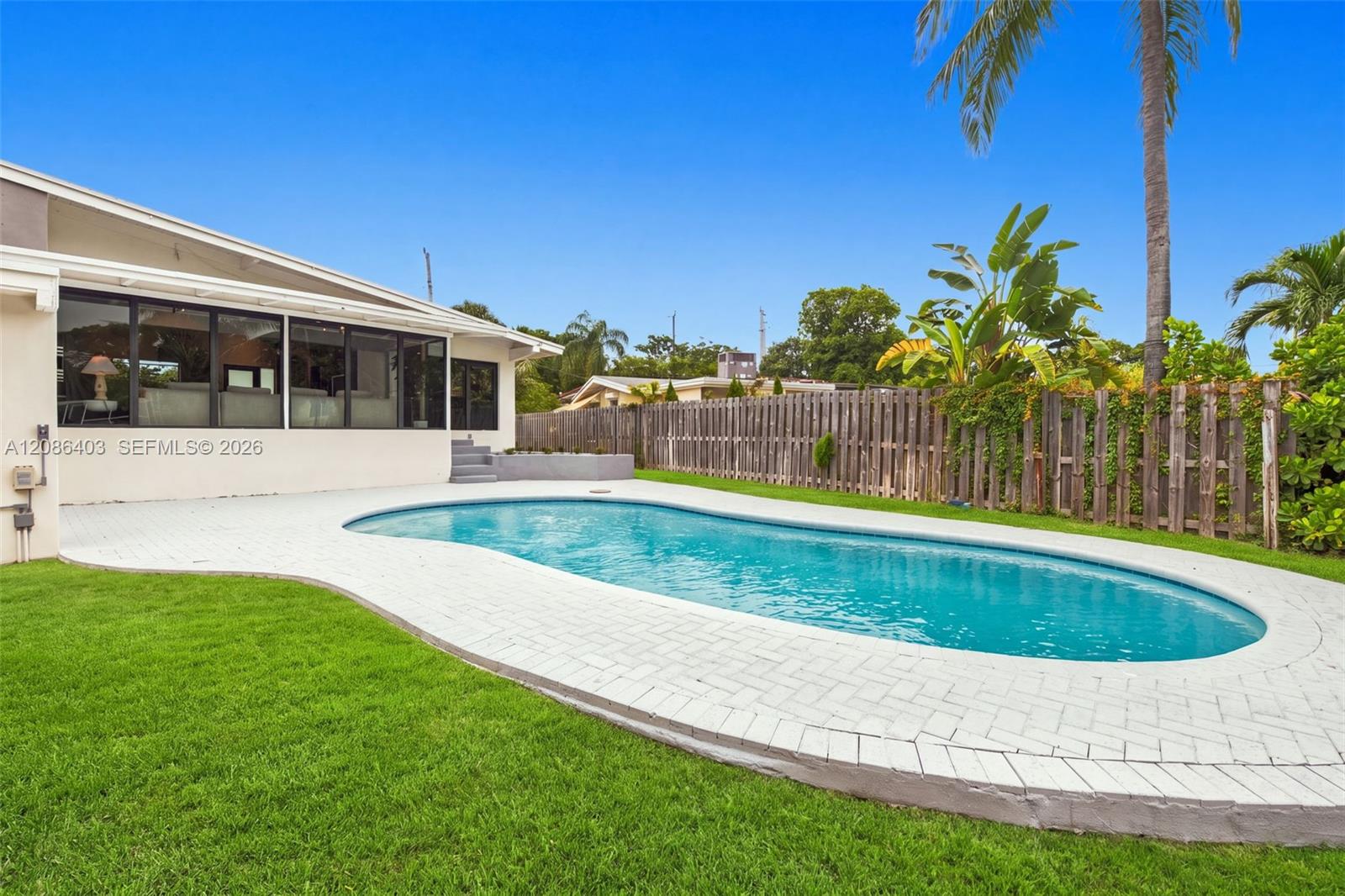 2412 Sugarloaf Ln