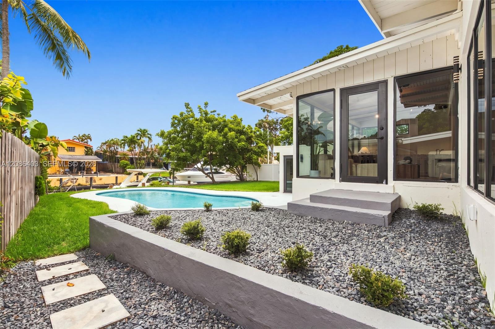 2412 Sugarloaf Ln