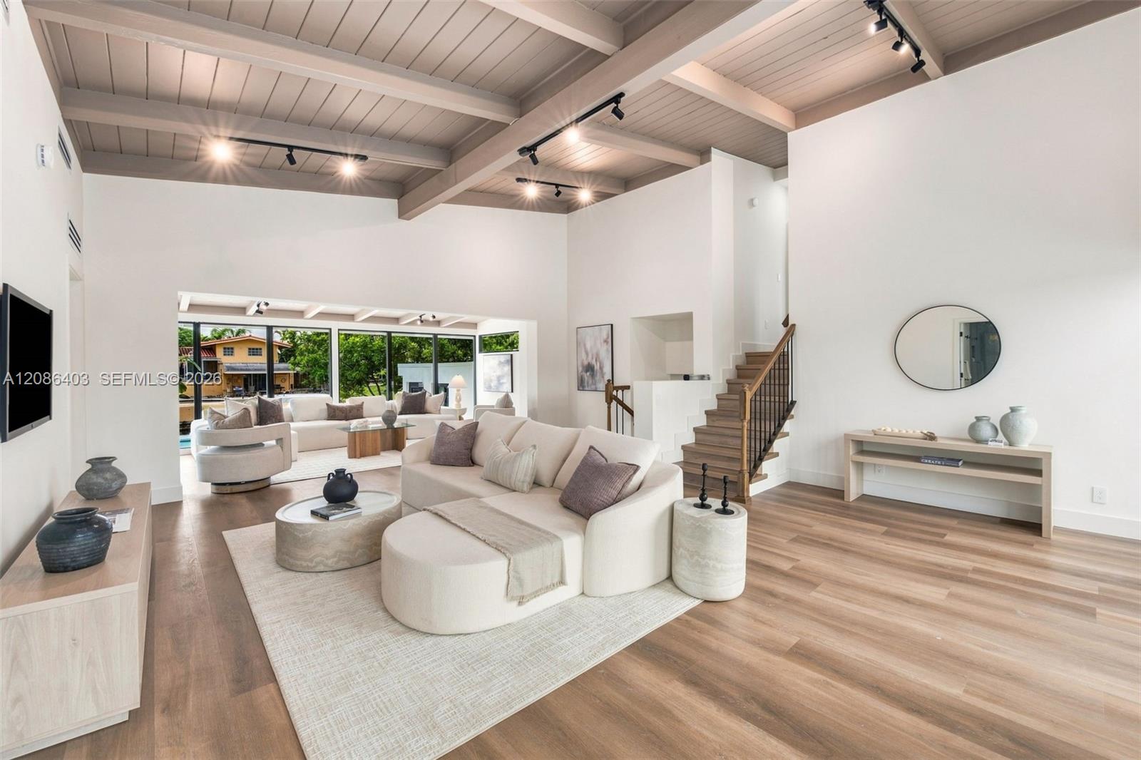 2412 Sugarloaf Ln