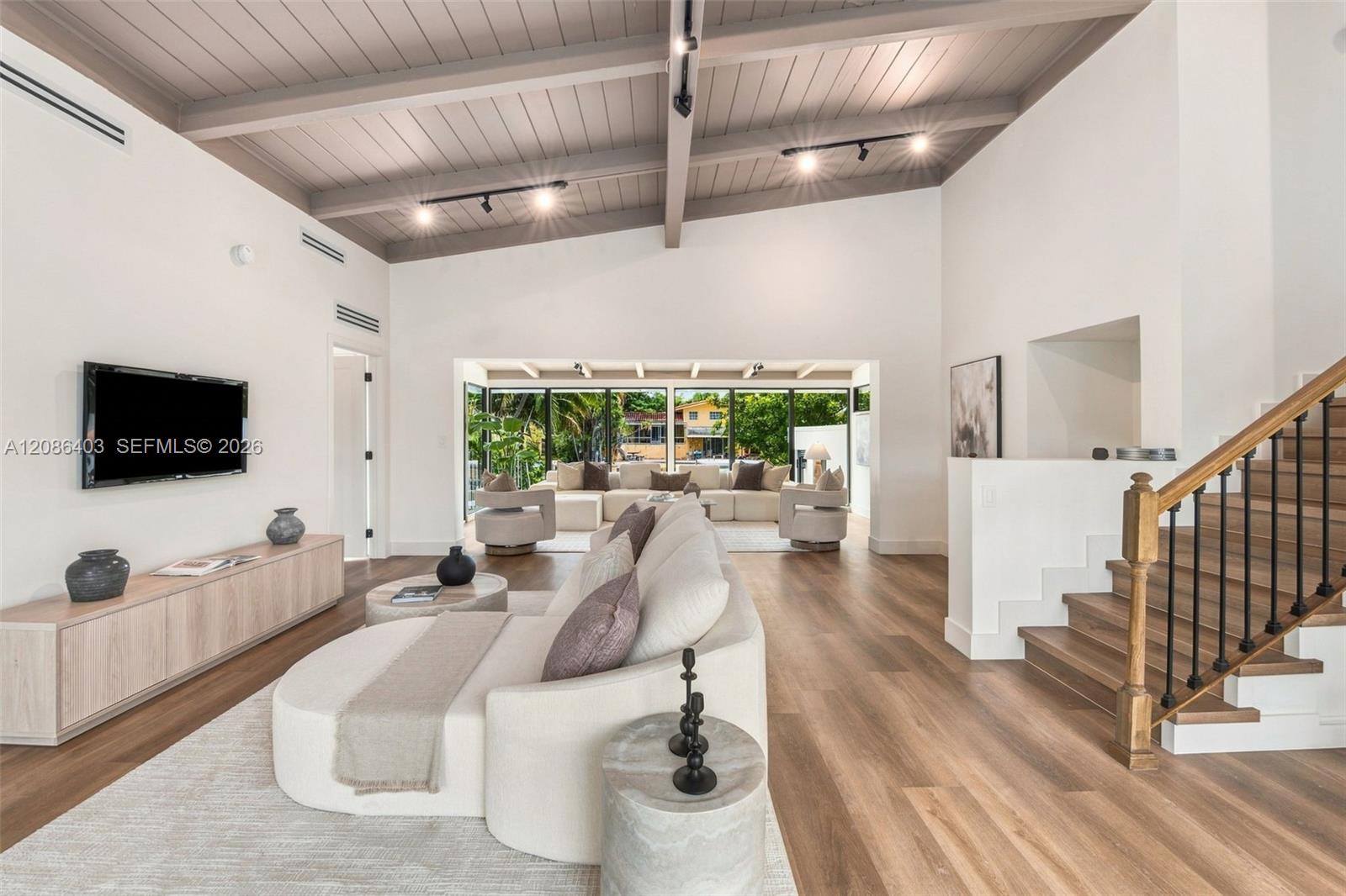 2412 Sugarloaf Ln