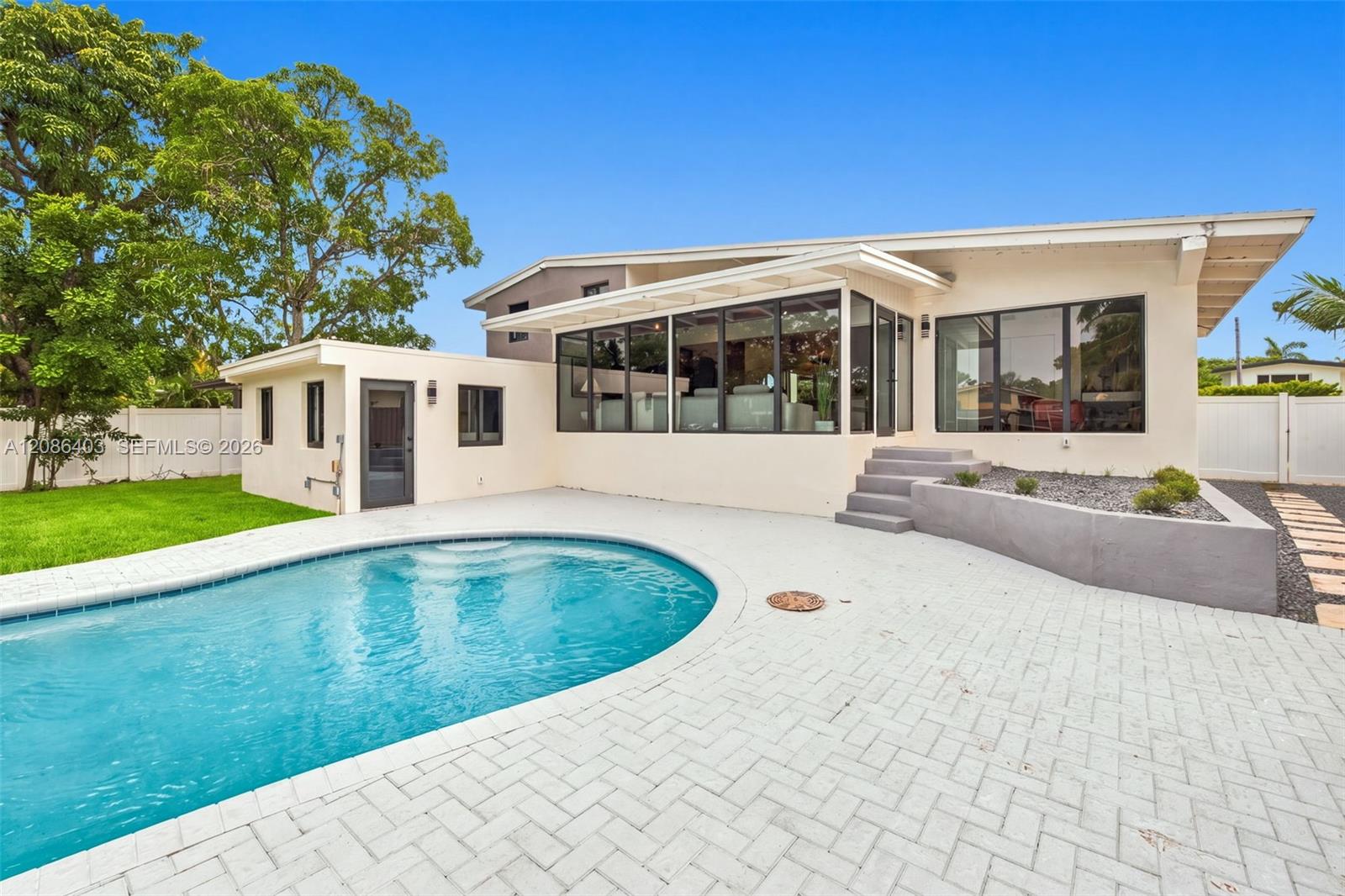 2412 Sugarloaf Ln