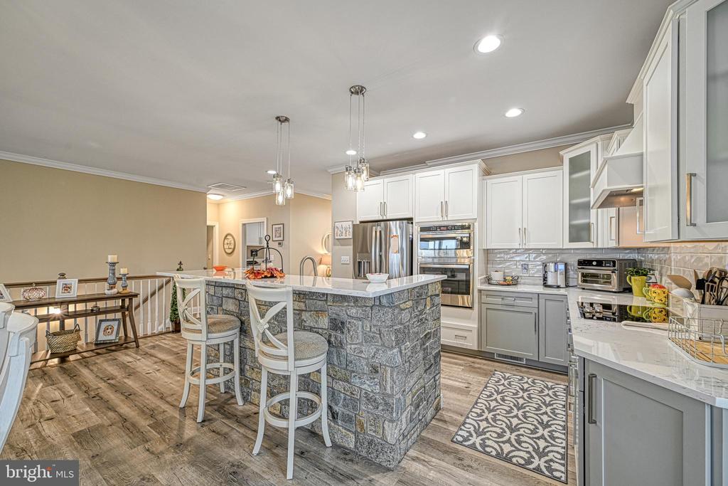 1098 OAK GROVE DRIVE