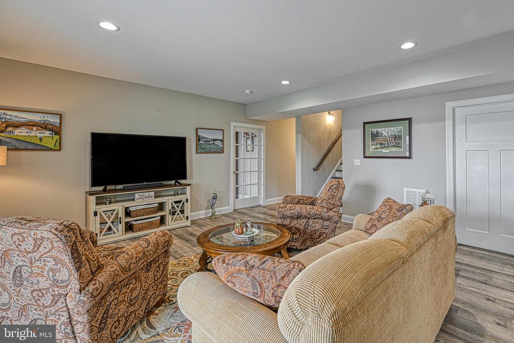 1098 OAK GROVE DRIVE