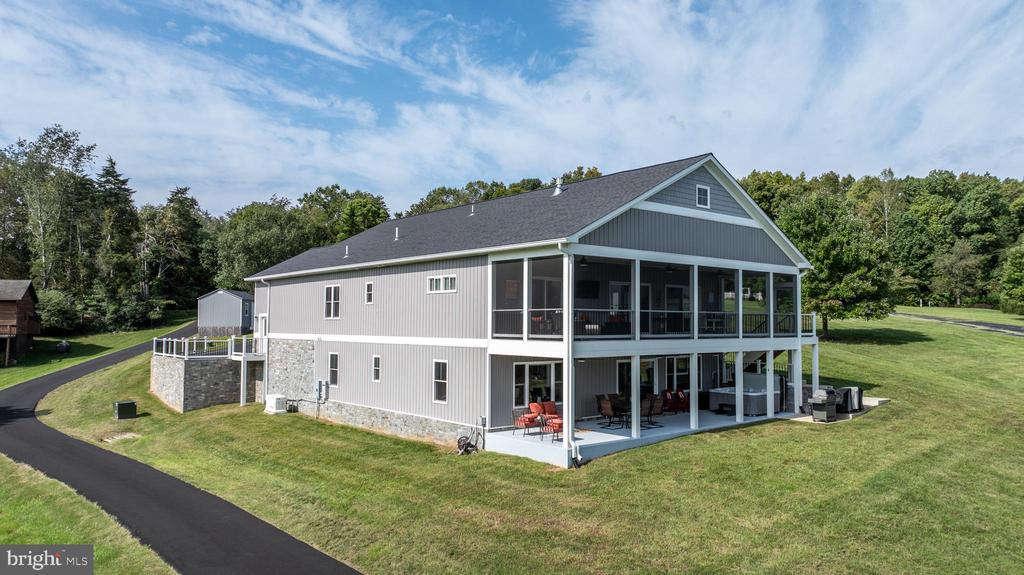1098 OAK GROVE DRIVE