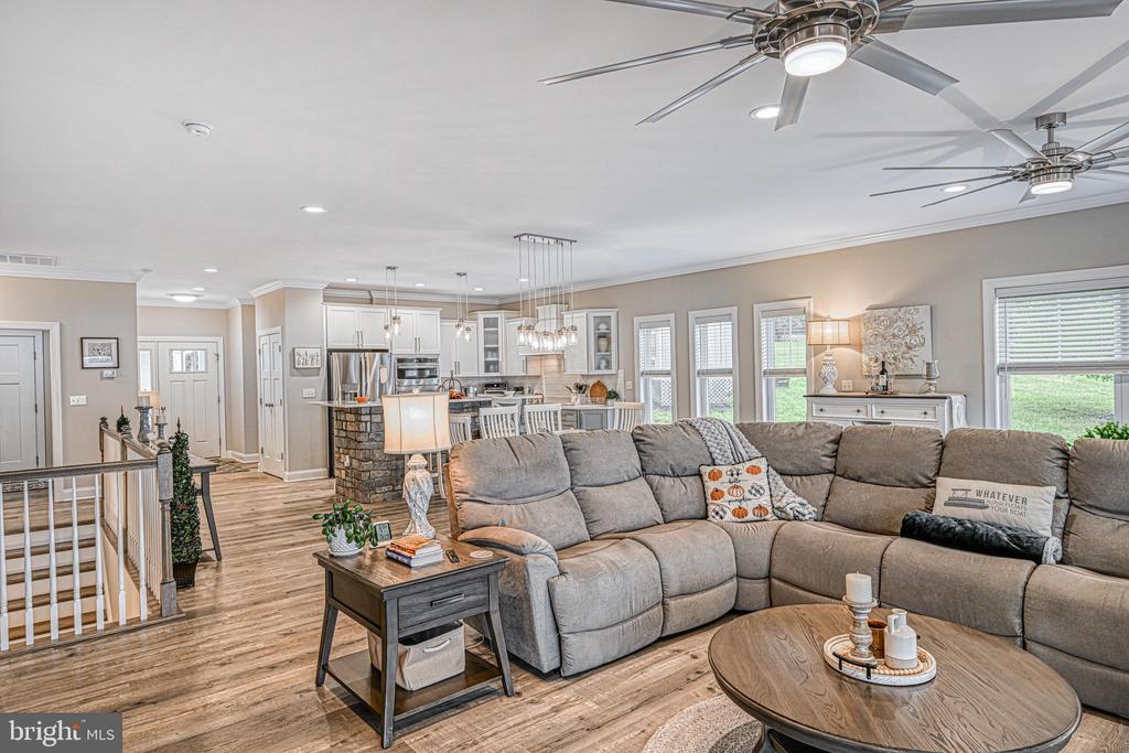 1098 OAK GROVE DRIVE