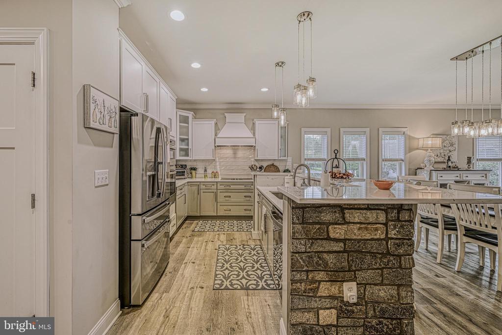 1098 OAK GROVE DRIVE