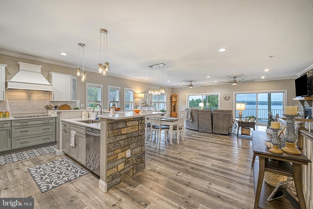 1098 OAK GROVE DRIVE