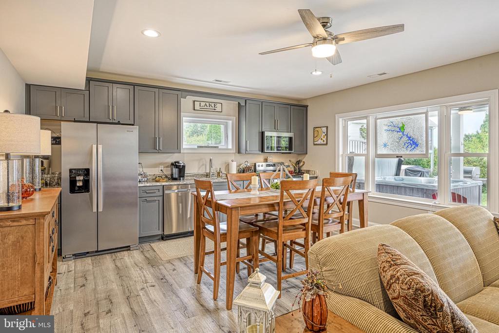 1098 OAK GROVE DRIVE