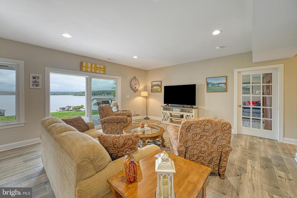 1098 OAK GROVE DRIVE