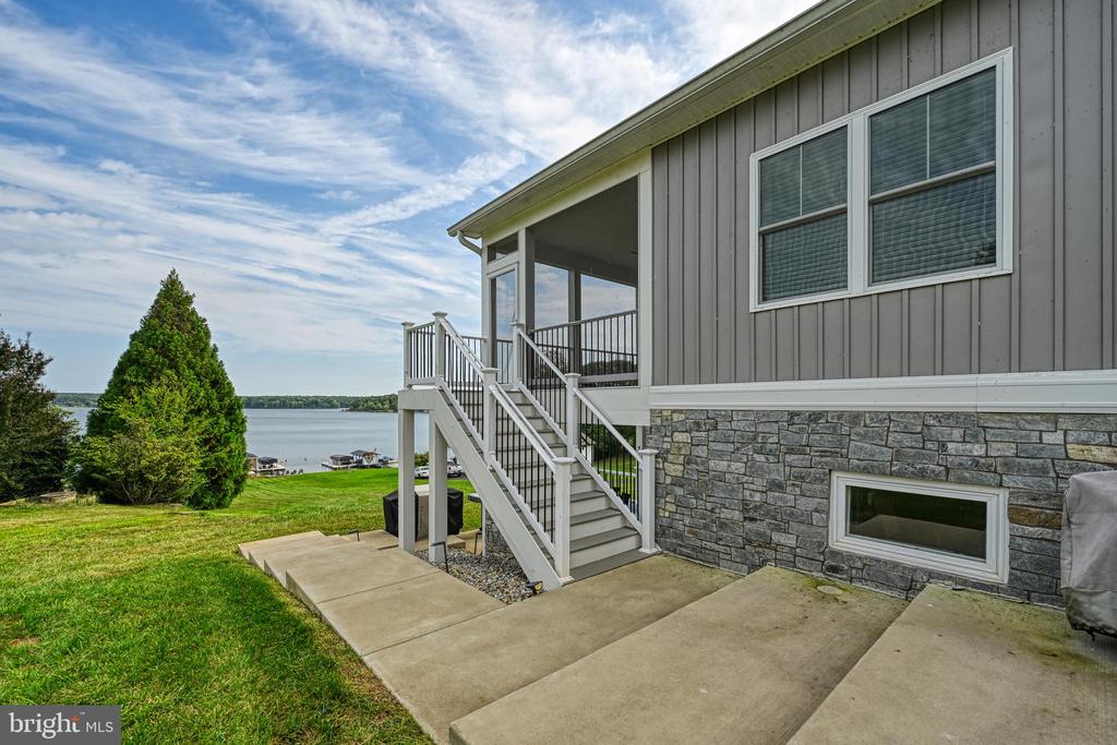 1098 OAK GROVE DRIVE