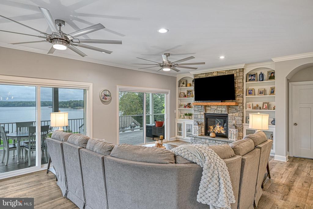 1098 OAK GROVE DRIVE