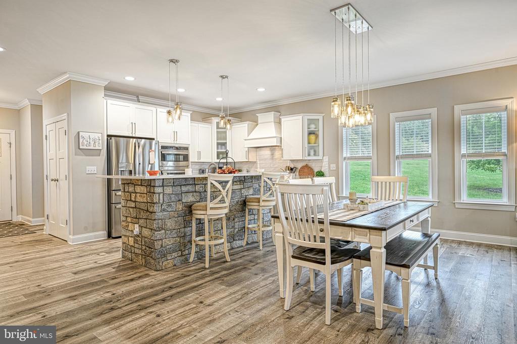 1098 OAK GROVE DRIVE