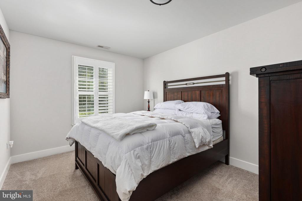 5221 WYNDEMERE CIRCLE