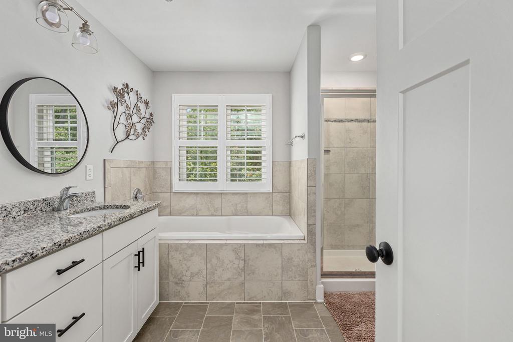 5221 WYNDEMERE CIRCLE