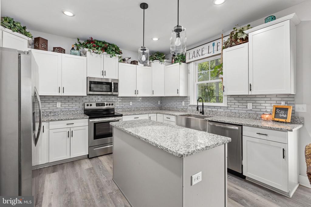 5221 WYNDEMERE CIRCLE