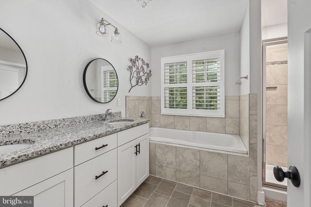 5221 WYNDEMERE CIRCLE