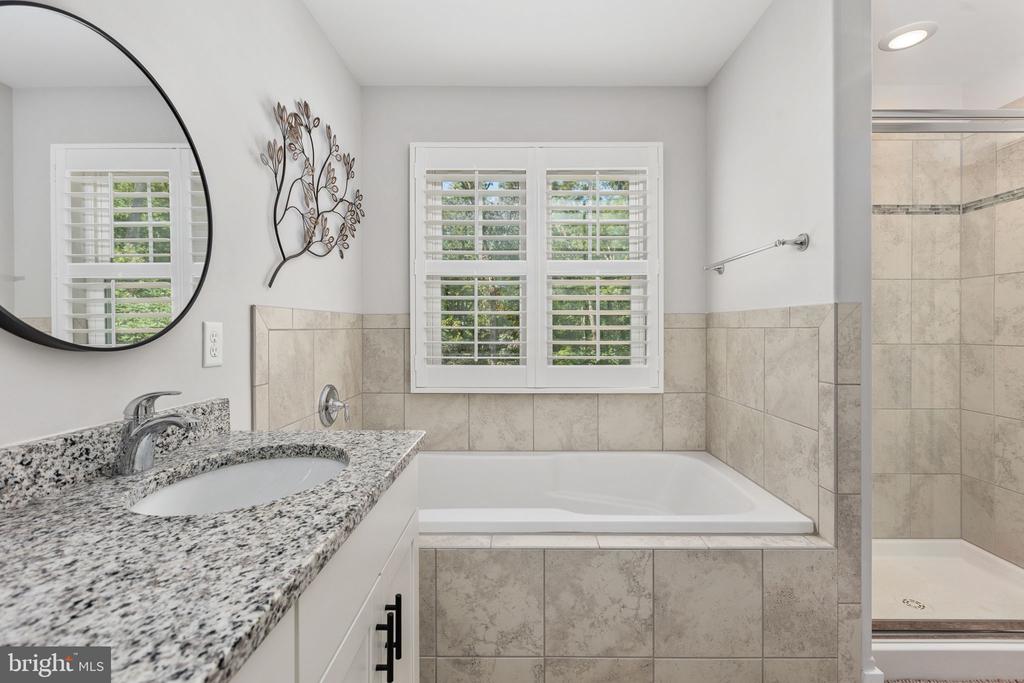 5221 WYNDEMERE CIRCLE