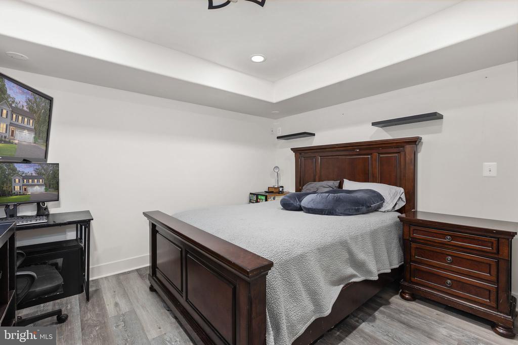 5221 WYNDEMERE CIRCLE