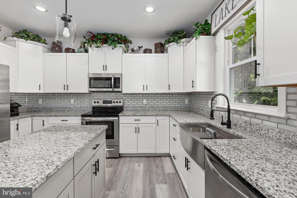 5221 WYNDEMERE CIRCLE