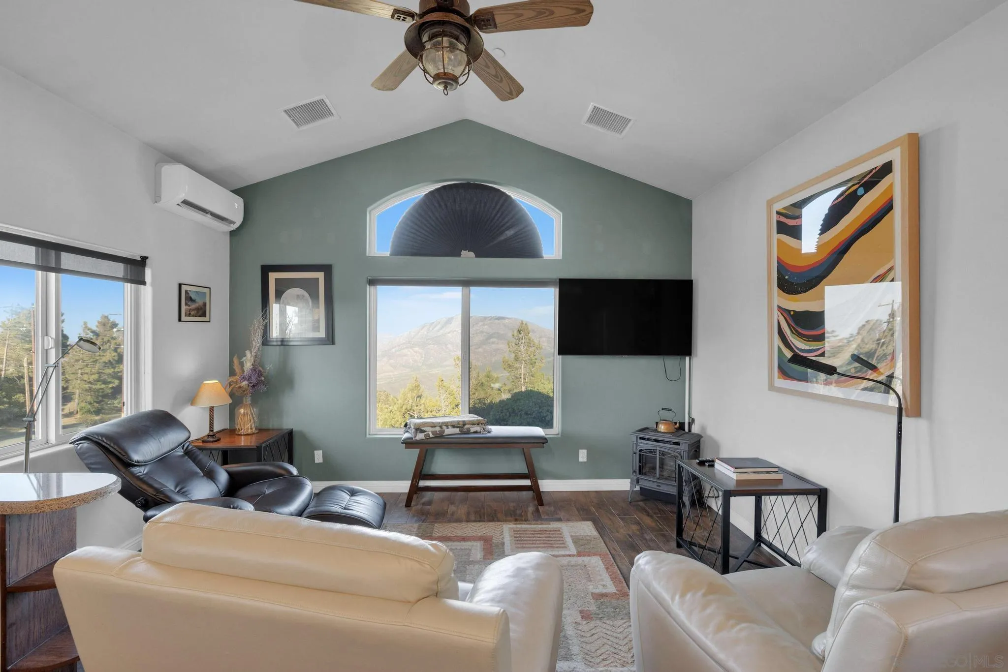 555 Manzanita Dr