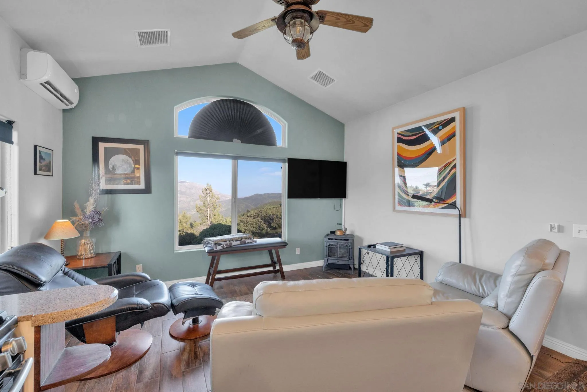 555 Manzanita Dr